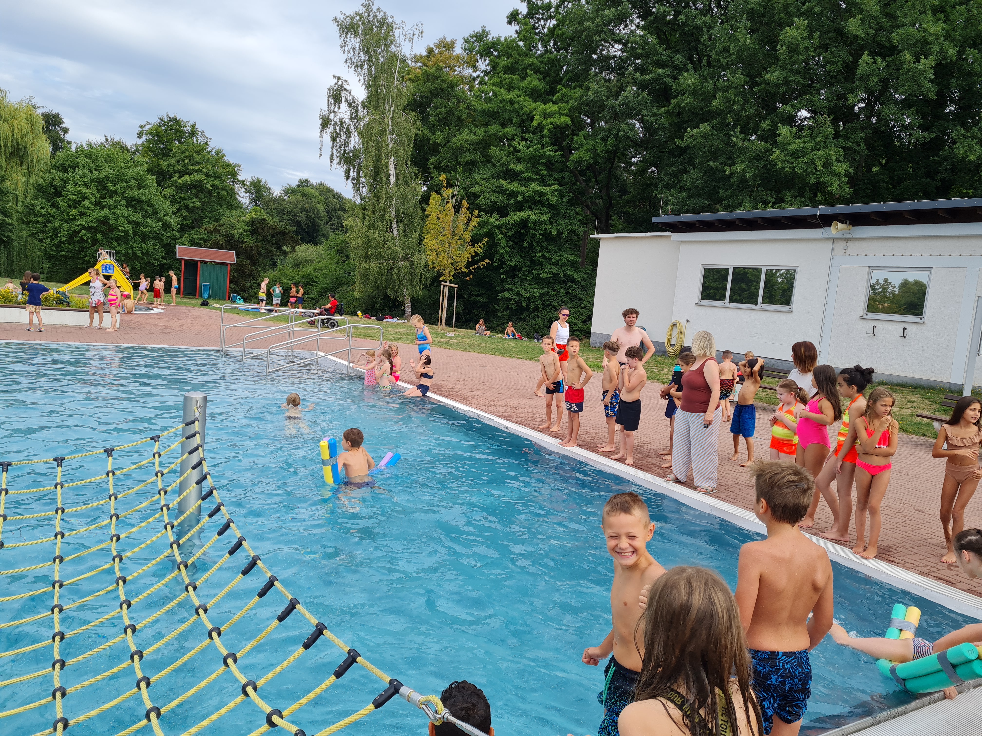 Schwimmtag der Grundschule  im Schaafheimer Freibad am 13.07.22