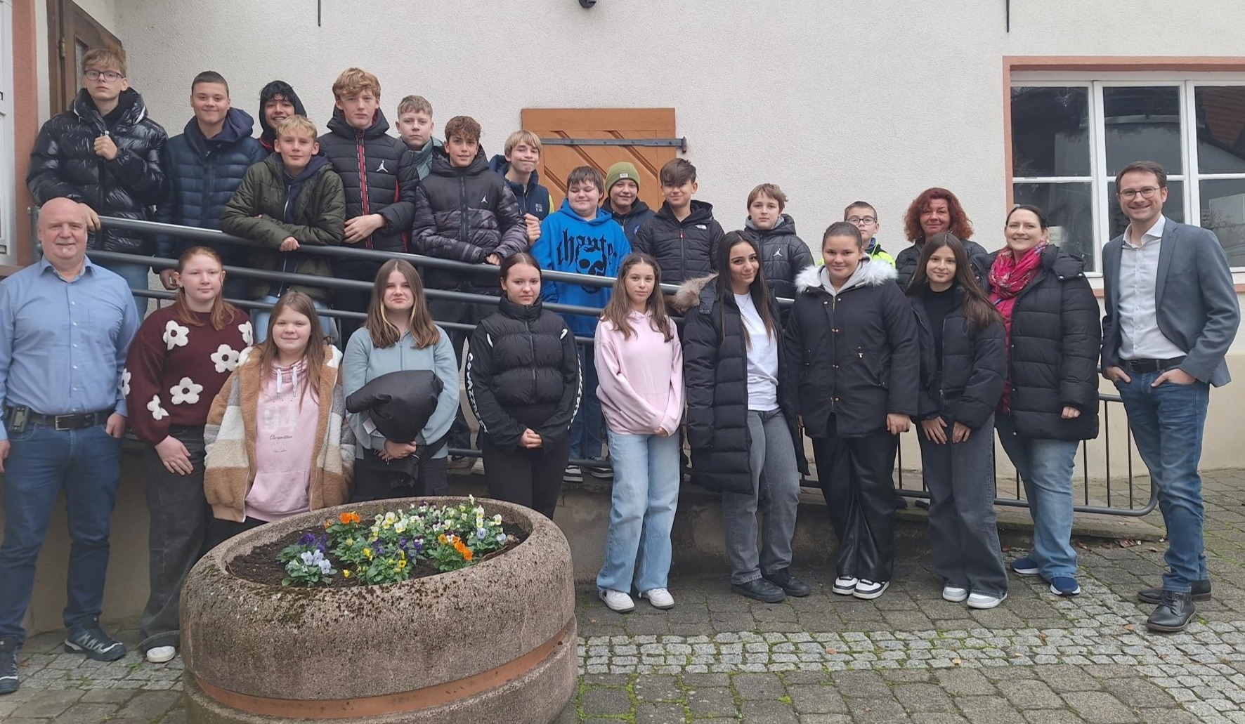 Mit Blick hinter die Kulissen: Die 7.Klassen der EWS waren zu Besuch im Rathaus Schaafheim 
